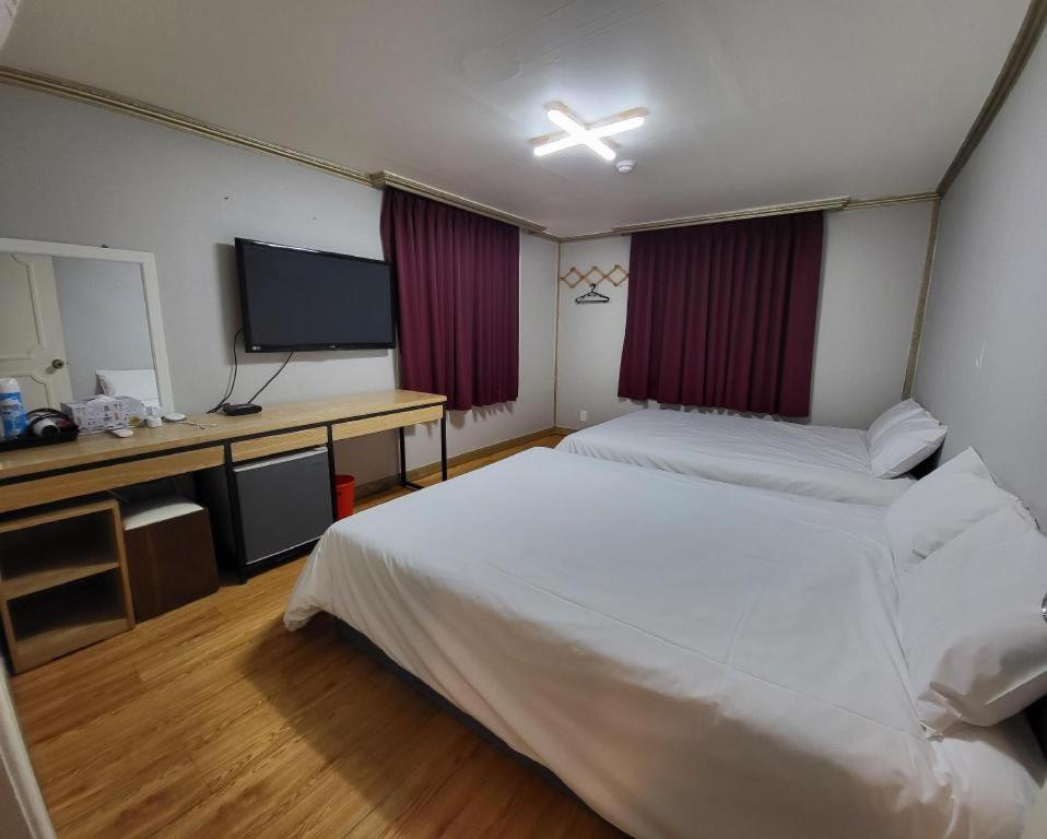 Emerald Ace Hotel Jeju Exterior photo